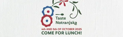 Na bež podlagi je logotip za kulinarični festival Okusi Notranjske, katerega sestavljata rdeča in modra roža z zeleno vejo in žlico nad napisom Taste Notranjska.
