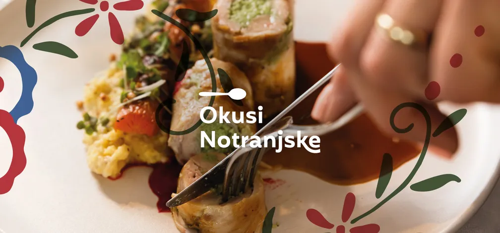 Logotip za kulinarični festival Okusi Notranjske, napis v stilizirani beli pisvi, v ozadju krožnik z lokalno jedjo ter vilice in nož v roki. Ob robu cvetlični vzorček, del grafične podobe za Okuse Notranjske.