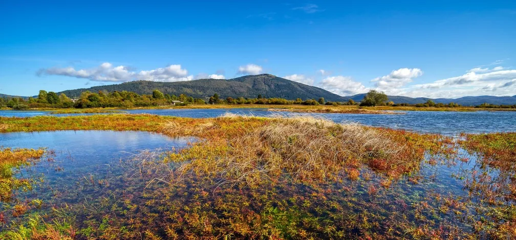 Gora Slivnica, v ospredju Cerkniško jezero.