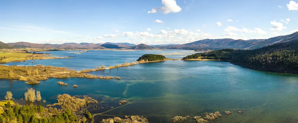 Panoramski pogled na Cerkniško jezero iz smeri Cvinger, Dolenja vas.