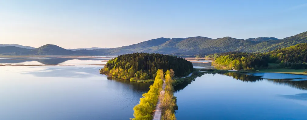 Posnetek Cerkniškega jezera z dronom.