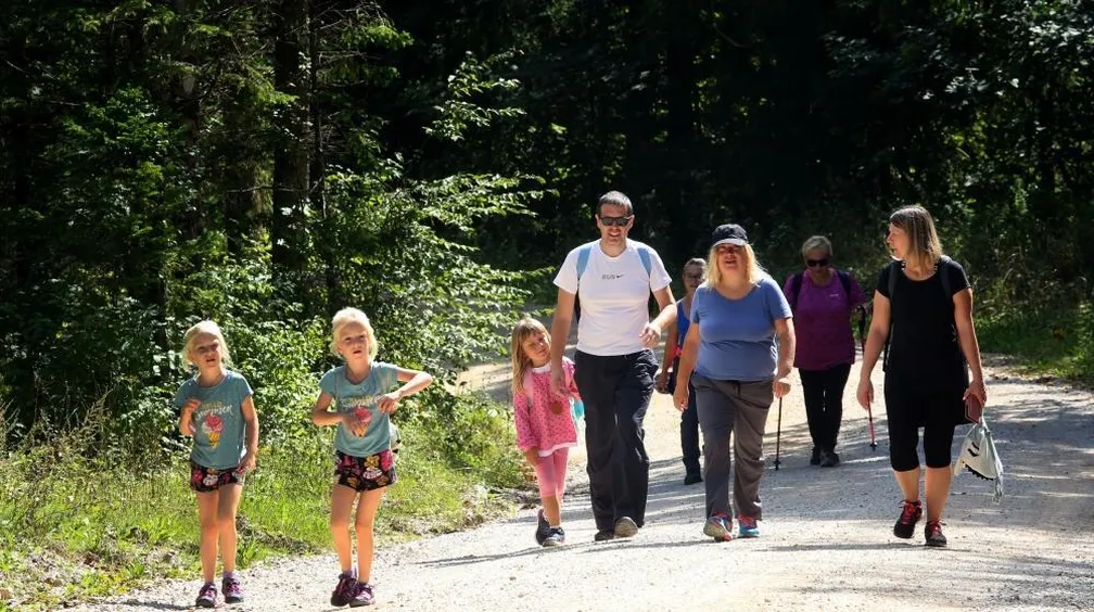 Družina na pohodu.