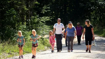 Družina na pohodu.